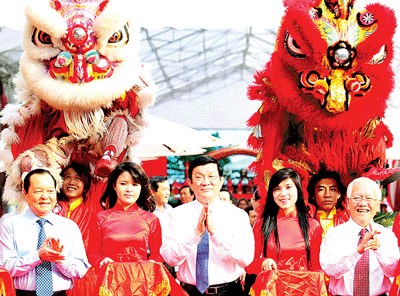 State President Truong Tan Sang (C), City Party Secretary Le Thanh Hai(L), Chairman of People’s Committee Le Hoang Quan (R) at the inauguration ceremony of the Nhieu Loc-Thi Nghe Canal project (Photo: SGGP) State President Truong Tan Sang (C), City Party Secretary Le Thanh Hai(L), Chairman of People’s Committee Le Hoang Quan (R) at the inauguration ceremony of the Nhieu Loc-Thi Nghe Canal project (Photo: SGGP)