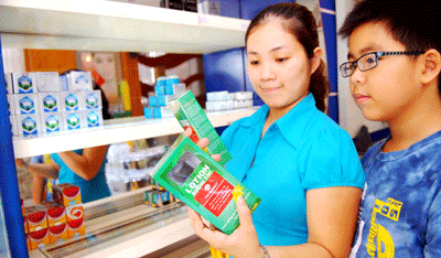 Customers buying Thorakao brand cosmetics in a shop at 241 Bis Cach Mang Thang Tam Street in HCMC (Photo: SGGP) Customers buying Thorakao brand cosmetics in a shop at 241 Bis Cach Mang Thang Tam Street in HCMC (Photo: SGGP)