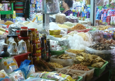 A store in Phu Lam Market sells vegetarian foods without name of manufacturing company, expiry date or food safety certificates (Photo: SGGP) A store in Phu Lam Market sells vegetarian foods without name of manufacturing company, expiry date or food safety certificates (Photo: SGGP)