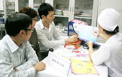 A sex consultation being held by a medical staff in a school in HCMC (Photo: SGGP) A sex consultation being held by a medical staff in a school in HCMC (Photo: SGGP)