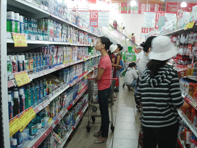 Supermarkets in Ho Chi Minh City report an average increase of 30-50 percent on food items during these holidays ( Photo: U.Phuong) Supermarkets in Ho Chi Minh City report an average increase of 30-50 percent on food items during these holidays ( Photo: U.Phuong)