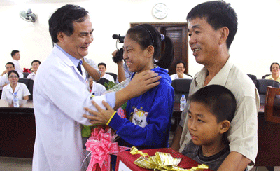 Hue Central Hospital's director Bui Duc Phu gives her flower on the day she is discharged from the hospital Hue Central Hospital's director Bui Duc Phu gives her flower on the day she is discharged from the hospital