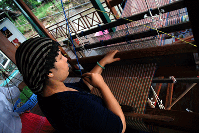 A Khmer girl in the Mekong delta province of An Giang is weaving a brocade mat. People of ethnic minority groups will benefit from the program (Photo: U. Phuong) A Khmer girl in the Mekong delta province of An Giang is weaving a brocade mat. People of ethnic minority groups will benefit from the program (Photo: U. Phuong)