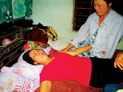 Thoai’s mother Nguyen Thi Vui collapses in grief after hearing of her son’s death (Photo: SGGP) Thoai’s mother Nguyen Thi Vui collapses in grief after hearing of her son’s death (Photo: SGGP)