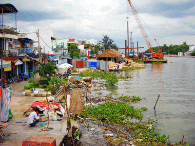 Construction of embankments along Thanh Da Canal in Binh Thanh District (Photo: SGGP) Construction of embankments along Thanh Da Canal in Binh Thanh District (Photo: SGGP)