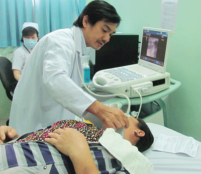 A doctor at People Hospital 115 treats a stroke patient (Photo: SGGP) A doctor at People Hospital 115 treats a stroke patient (Photo: SGGP)