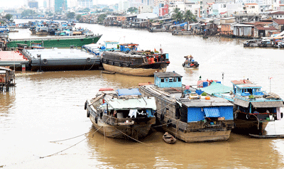 Boats, barges anchored in Kenh Te Canal cause heavy waterway congestion (Photo: SGGP) Boats, barges anchored in Kenh Te Canal cause heavy waterway congestion (Photo: SGGP)