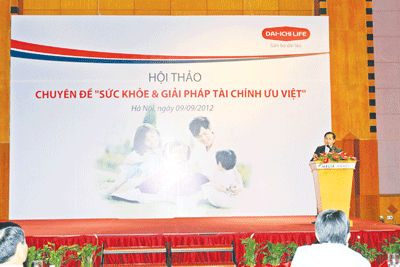 Ông Trần Văn Vàng, Giám đốc Kinh doanh Toàn quốc của Dai-ichi Life Việt Nam giới thiệu sản phẩm “ Bảo hiểm Hỗ trợ chi phí chữa trị bệnh nan y” tại hội thảo chuyên đề sức khỏe ngày 9-9-2012 tại khách sạn Melia, Hà Nội Ông Trần Văn Vàng, Giám đốc Kinh doanh Toàn quốc của Dai-ichi Life Việt Nam giới thiệu sản phẩm “ Bảo hiểm Hỗ trợ chi phí chữa trị bệnh nan y” tại hội thảo chuyên đề sức khỏe ngày 9-9-2012 tại khách sạn Melia, Hà Nội