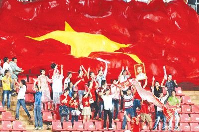 Khán giả Việt Nam cổ vũ đội nhà trong trận ra quân. Ảnh: Nguyễn Nhân