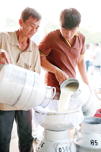 Năng suất, chất lượng sữa và hiệu quả ngày càng nâng cao là kết quả của quá trình hỗ trợ nông dân mà FrieslandCampina Việt Nam đã và đang thực hiện trong hơn 17 năm qua với Chương trình Phát triển ngành sữa Năng suất, chất lượng sữa và hiệu quả ngày càng nâng cao là kết quả của quá trình hỗ trợ nông dân mà FrieslandCampina Việt Nam đã và đang thực hiện trong hơn 17 năm qua với Chương trình Phát triển ngành sữa