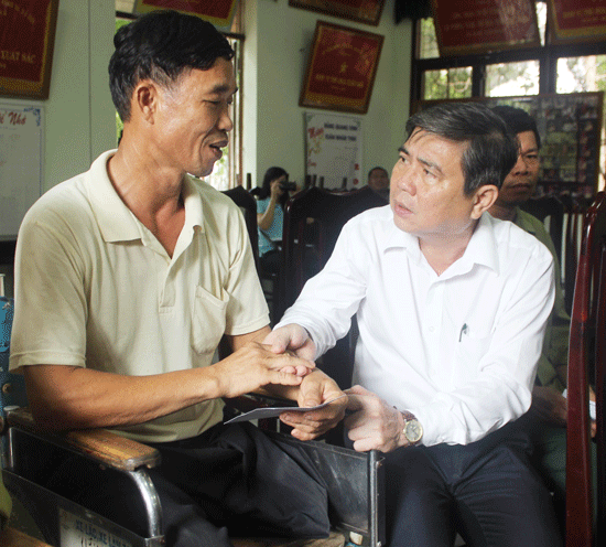 Phó Bí thư Thành ủy TPHCM Nguyễn Thành Phong thăm thương binh nặng tại Long Đất