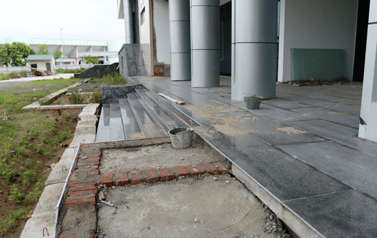 Nhà hát trăm tỷ nằm phơi mưa nắng ảnh 5 Nhà hát trăm tỷ nằm phơi mưa nắng ảnh 5