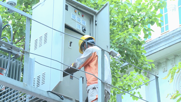 Record-high power consumption during scorching weather 