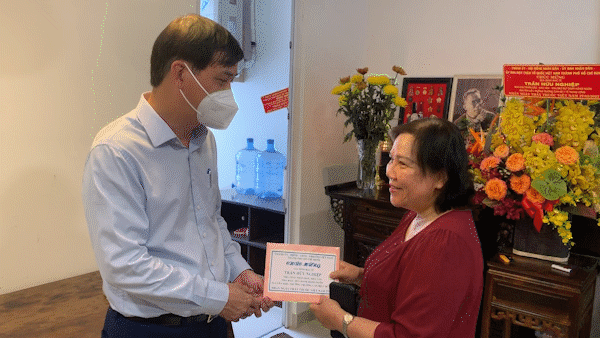 HCMC leader visits distinguished doctors