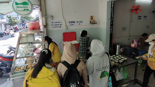 HCMC’s street food stalls bustle as local colleges reopen