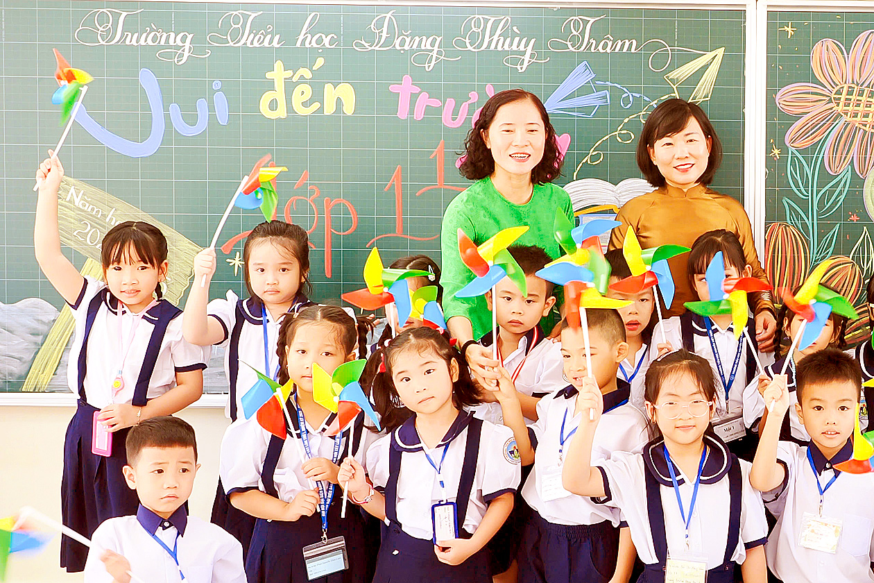 Cô trò Trường Tiểu học Đặng Thùy Trâm, phường An Hội Tây, TPHCM. Ảnh: HOÀNG HÙNG