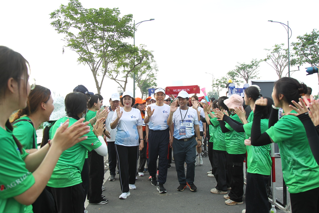 Bí thư thành ủy TPHCM Nguyễn Văn Nên (giữa) tham gia đi bộ đồng hành tại giải. Ảnh: DŨNG PHƯƠNG 
