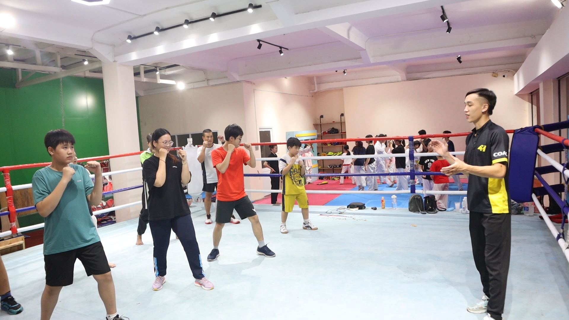Người dân tham gia tập luyện boxing. Ảnh: THANH TÙNG 