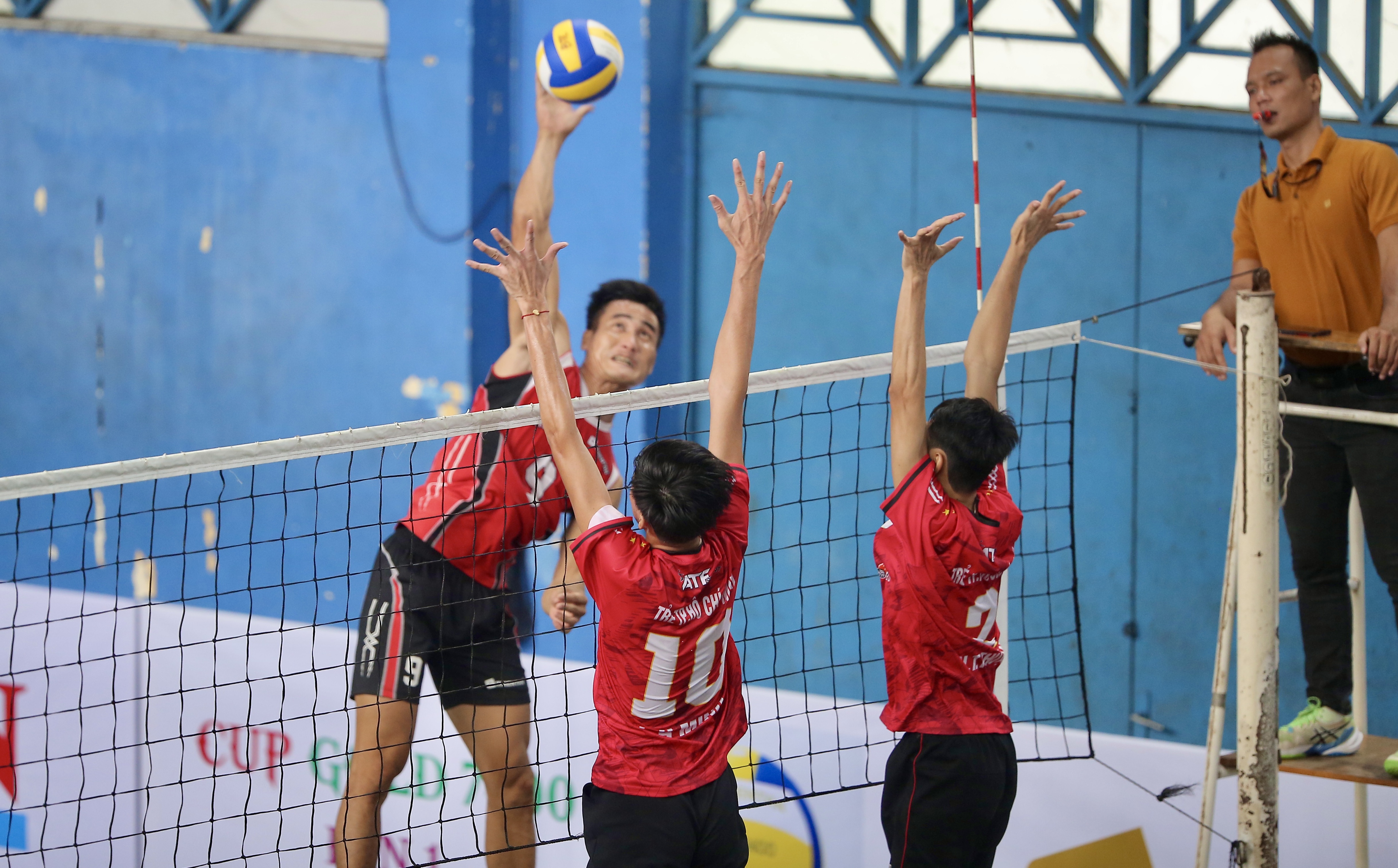 Khởi tranh giải bóng chuyền CUP GOLD 7400 lần 1