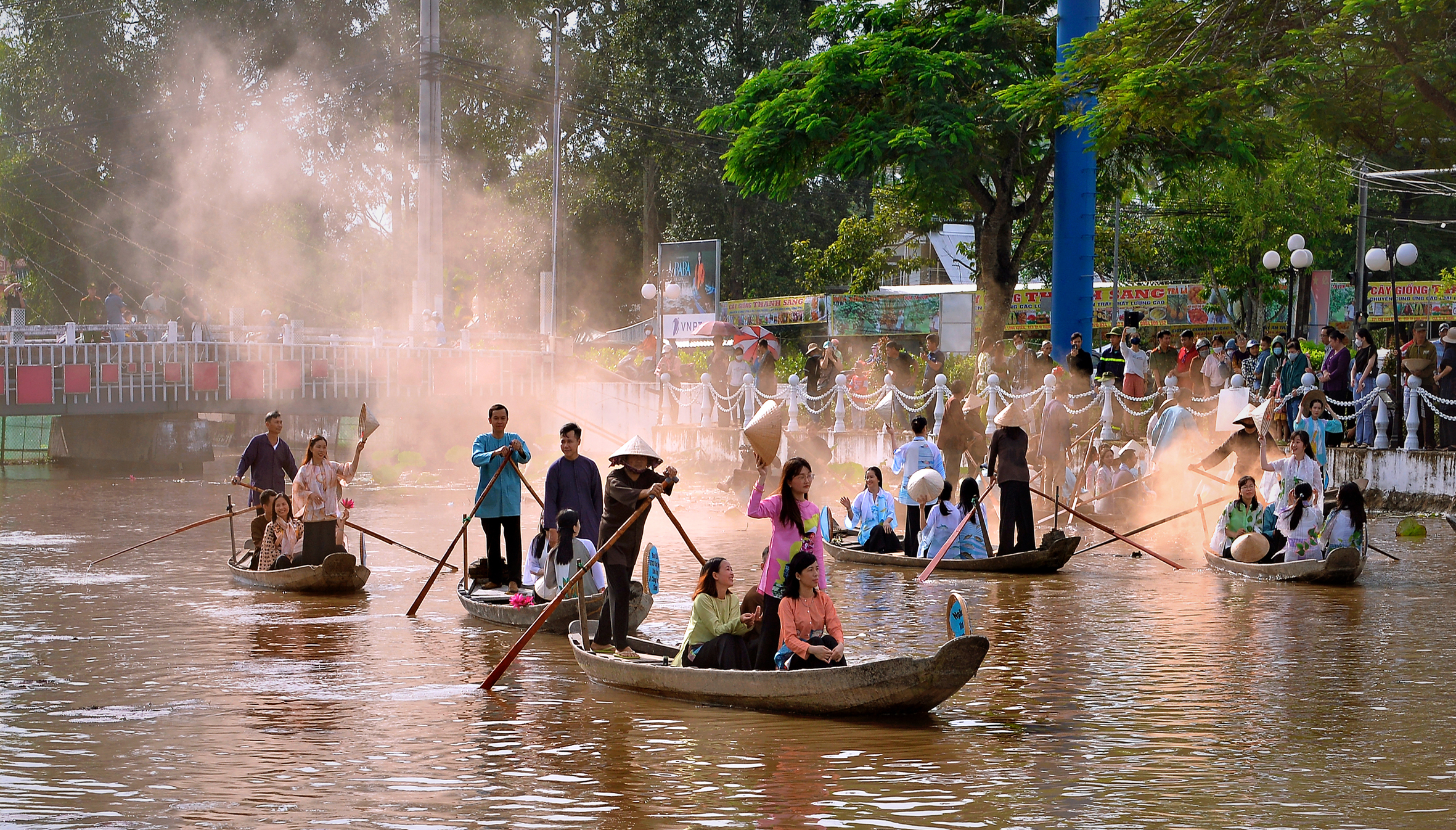 Ảnh dự thi chủ đề Nước non ngàn dặm - Festival Áo bà ba Hậu Giang