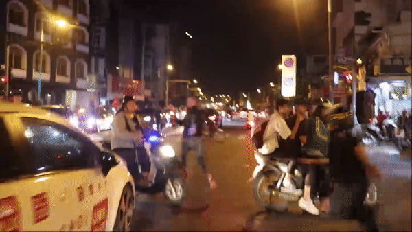 CĐV chống đối và bỏ chạy khi gặp CSGT