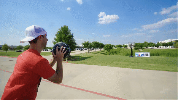 Những pha ghi điểm không tưởng của nhóm Dude Perfect