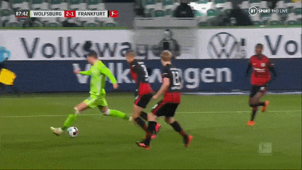 Wolfsburg - Eintracht Frankfurt 2-1: Tâm điểm VAR, 2 penalty, Bas Dost khai bàn, Wout Weghorst tỏa sáng cú đúp