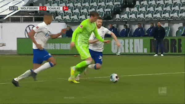 Wolfsburg - Schalke 5-0: Shkodran Mustafi bất ngờ phản lưới nhà, Wout Weghorst, Ridle Baku, Josip Brekalo, Maximilian Philipp lần lượt trút mưa gôn