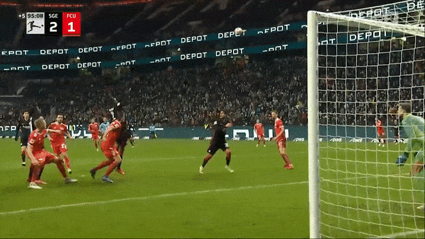 Eintracht Frankfurt vs Union Berlin 2-1: Djibril Sow mở tỷ số, Max Kruse gỡ hòa trên chấm penalty, Evan N'Dicka ấn định chiến thắng phút bù giờ