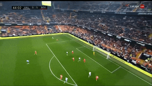 Valencia vs Sevilla 1-1: Diakhaby sớm phản lưới nhà, Goncalo Guedes gỡ hòa chật vật, Jose Gaya phải nhận thẻ đỏ