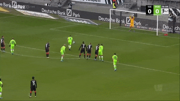 Eintracht Frankfurt vs Wolfsburg 0-2: Max Kruse mở tỷ số trên chấm penalty, Dodi Lukebakio kịp nhân đôi tỷ số phút bù giờ