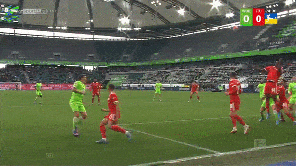 Wolfsburg vs Union Berlin 1-0: Taiwo Awoniyi nỗ lực đánh đầu phá bóng nhưng bất ngờ phản lưới nhà, Wolfsburg may mắn có 3 điểm