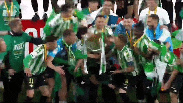 Real Betis vs Valencia 1-1 (luân lưu 5-4): Borja Iglesias mở bàn, Hugo Duro gỡ hòa, Yunus Musah sút hỏng penalty, Real Betis đăng quang Copa del Rey