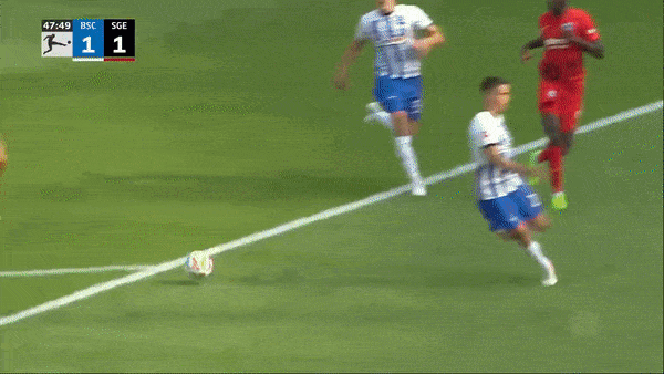 Hertha Berlin vs Eintracht Frankfurt 1-1: Suat Serdar đệm bóng mở bàn phút thứ 3, Kamada Daichi sút đẹp mắt gỡ hòa