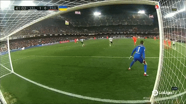 Valencia vs Real Sociedad 1-0: Igor Zubeldia bất ngờ phản lưới nhà, giúp Valencia vươn lên hạng 9 La Liga