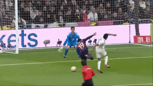 Real Madrid vs Barcelona 0-1: Modric, Valverde, Benzema bất lực tấn công, Vinicius Militao phản lưới nhà, Barca, Real quyết đấu lượt về Copa del Rey