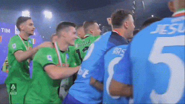 Napoli vs Sampdoria 2-0: Osimhen mở bàn trên chấm penalty, Simeone chốt hạ chiến thắng cho tân vô địch Serie A