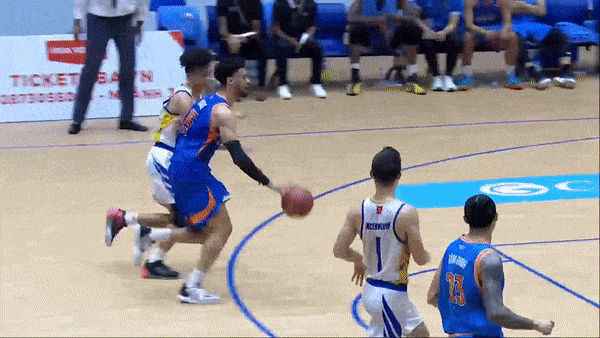 Hanoi Buffaloes vs Ho Chi Minh City Wings 98-93: Ghi 20 điểm, 12 bắt bóng, 7 kiến tạo, Udun Osakue xưng đáng danh hiệu Player of the Game 