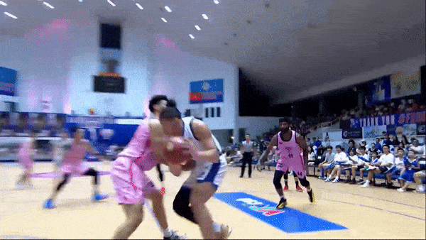 Hanoi Buffaloes vs Nha Trang Dolphins 88-74: Chủ nhà kéo dài chuỗi 7 trận bất bại, Anthony January lần nữa nhận Player of the Game 