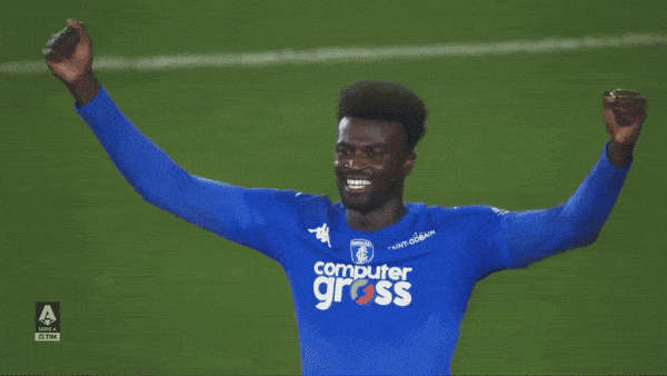 M'Baye Niang xứng danh người hùng, hàng vạn khán giả Empoli tràn xuống sân ăn mừng trụ hạng Serie A