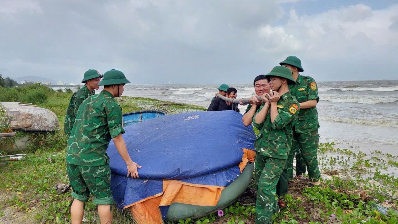 Sáng 6-11, tại biển Nguyễn Tất Thành (TP Đà Nẵng), hàng chục cán bộ, chiến sĩ Đồn Biên phòng Phú Lộc được huy động tham gia ứng phó với bão số 13
