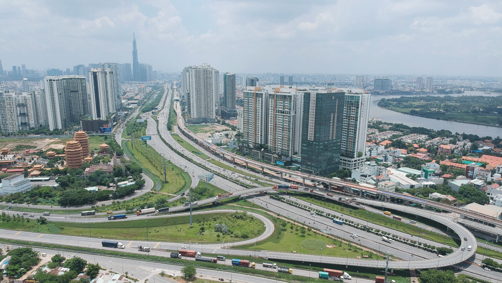 Hạ tầng giao thông hiện đại tại phía Đông TP. Ảnh: CAO THĂNG 