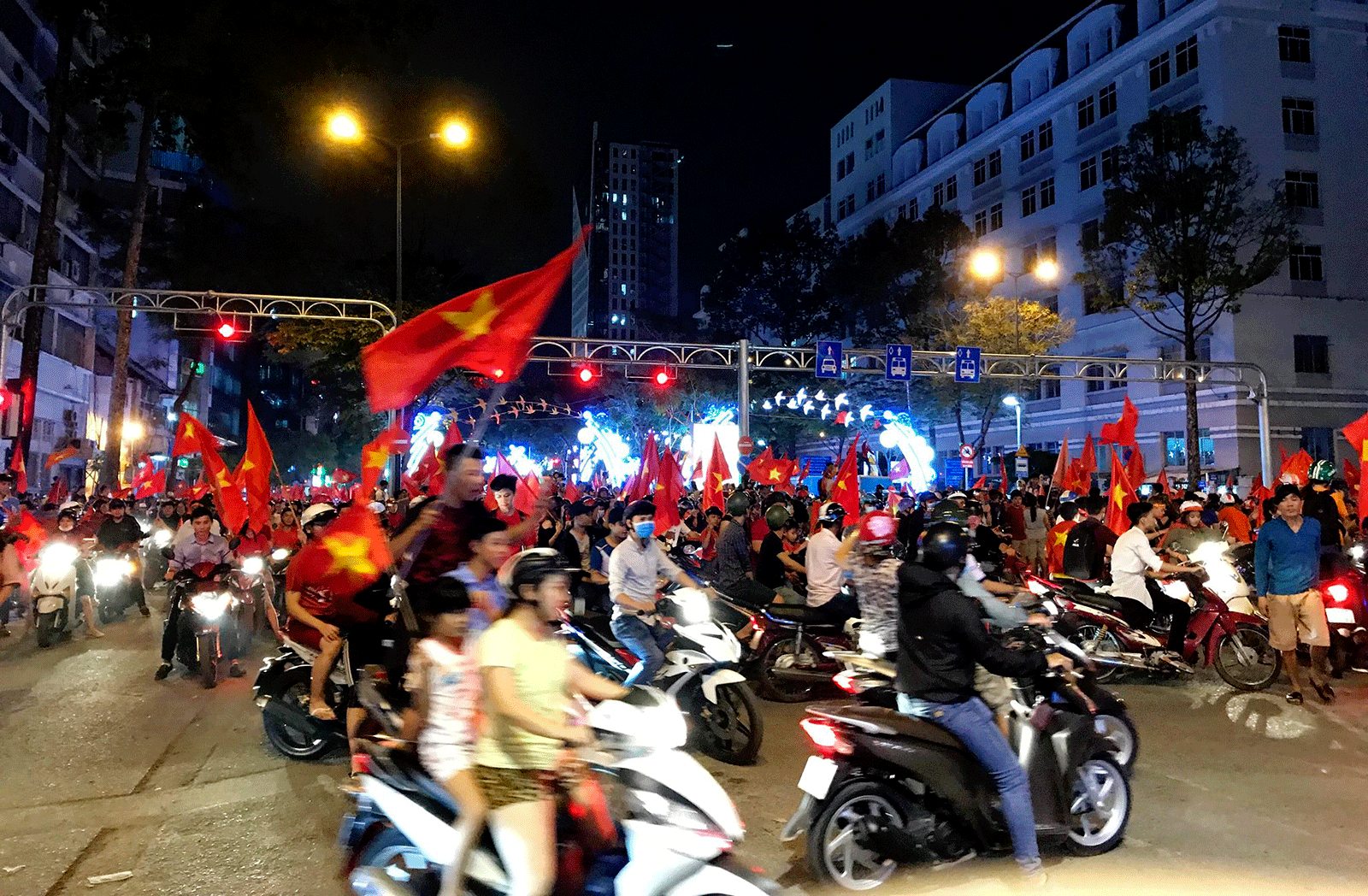 Cả nước vỡ òa trước kỳ tích của U23 Việt Nam ảnh 9