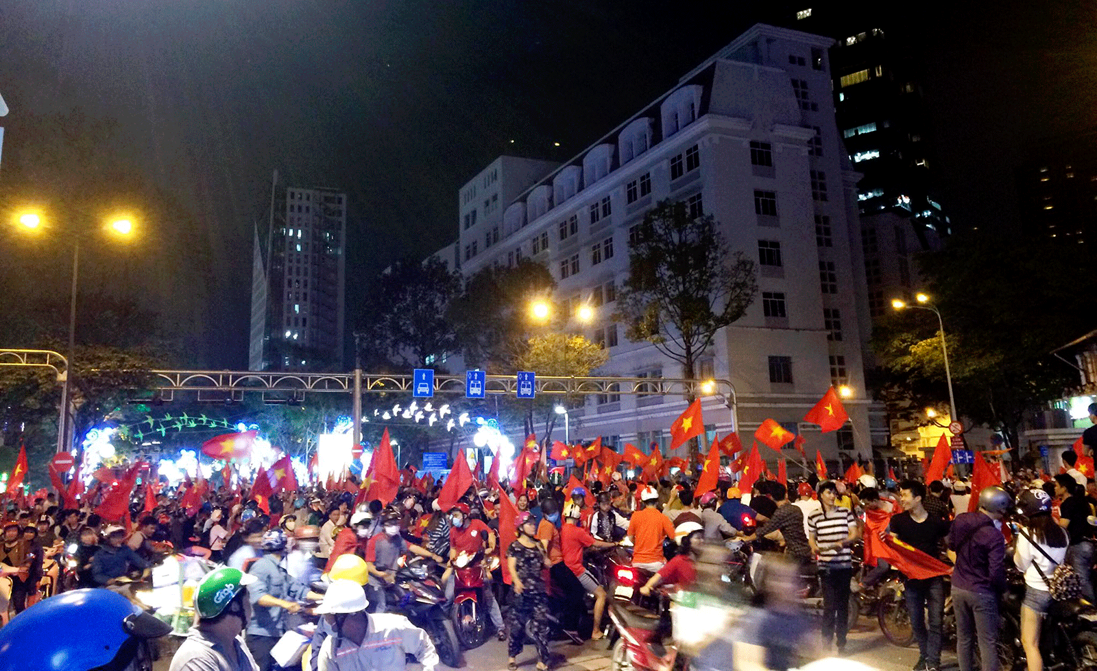 Cả nước vỡ òa trước kỳ tích của U23 Việt Nam ảnh 7