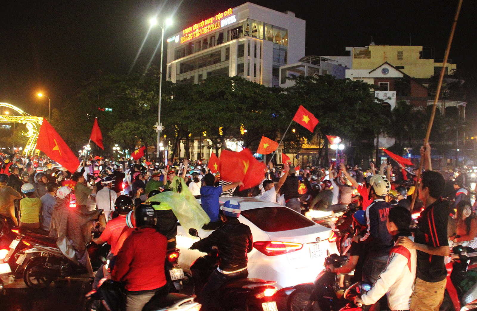 Cả nước vỡ òa trước kỳ tích của U23 Việt Nam ảnh 49