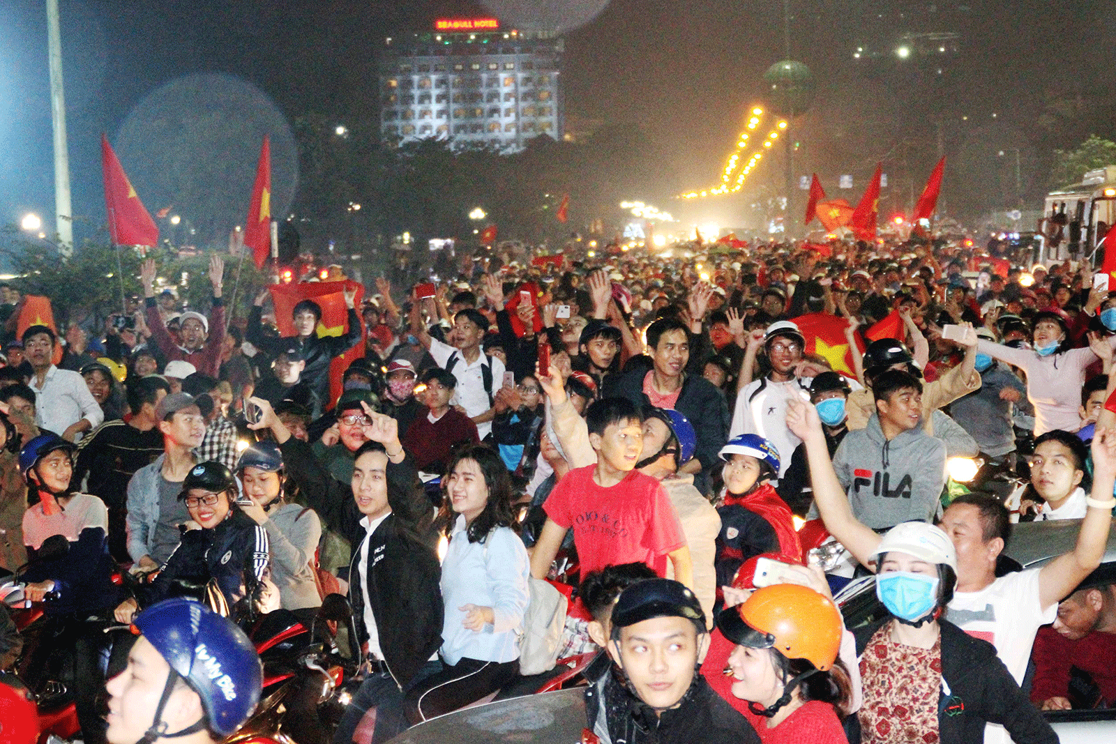 Cả nước vỡ òa trước kỳ tích của U23 Việt Nam ảnh 51