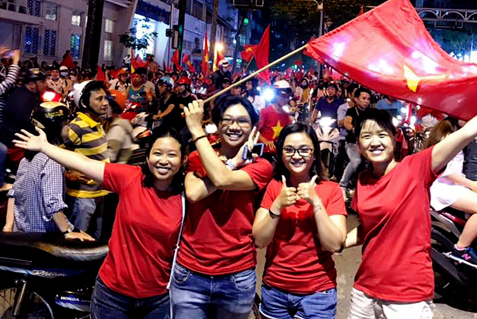 Cả nước vỡ òa trước kỳ tích của U23 Việt Nam ảnh 10