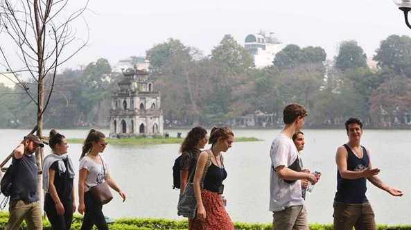 Foreign tourists in Hanoi (Photo: VNA)