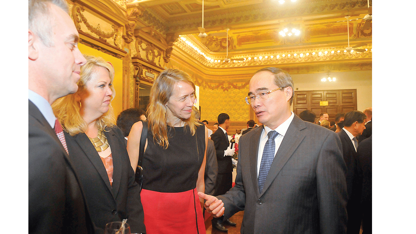 Secretary of HCMC Party Committee Nguyen Thien Nhan speaks with delegates in the meeting. (Photo: Sggp)