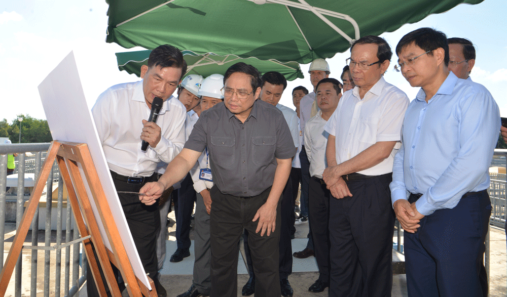 Prime Minister Pham Minh Chinh inspects the progress of construction project of the Binh Hung wastewater treatment plant in Binh Chanh District.